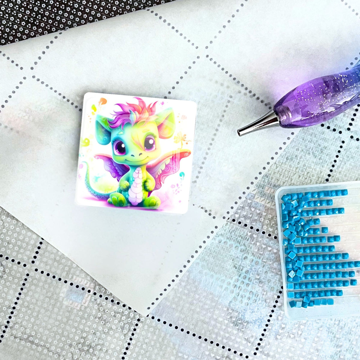 Bunter Happy Dragon Cover Minder aus Glas auf einer Diamond Painting Leinwand mit Stift und blauen Diamanten