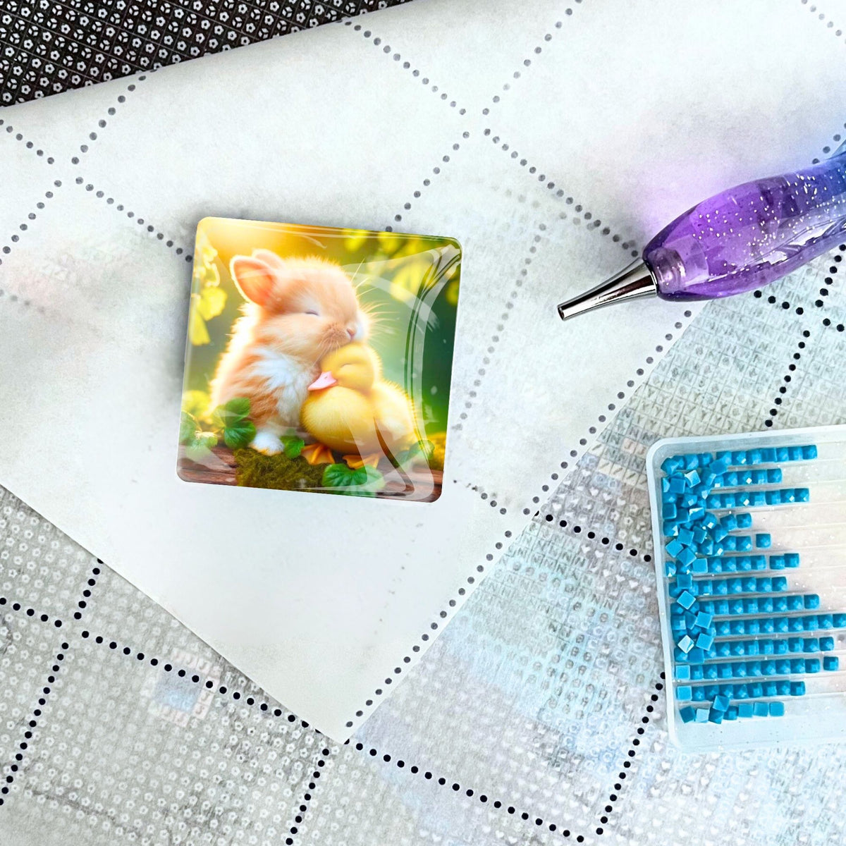 Glas Cover Minder mit Hasen- und Enten-Motiv auf einer Diamond Painting Leinwand mit Stift und Glitzersteinen