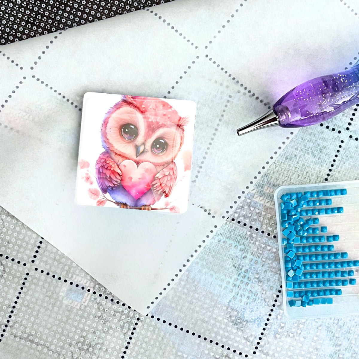 Eulen Cover Minder aus Glas als Zubehör für Diamond Painting auf einer Leinwand mit Stift und blauen Glitzersteinen