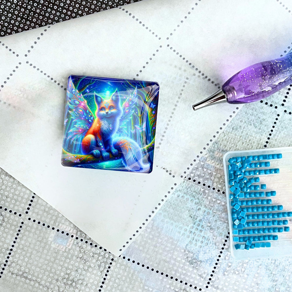Fairy Fox of Magic Diamond Painting Coverminder aus Glas mit magnetischem Halter auf Leinwand mit Glitzersteinchen