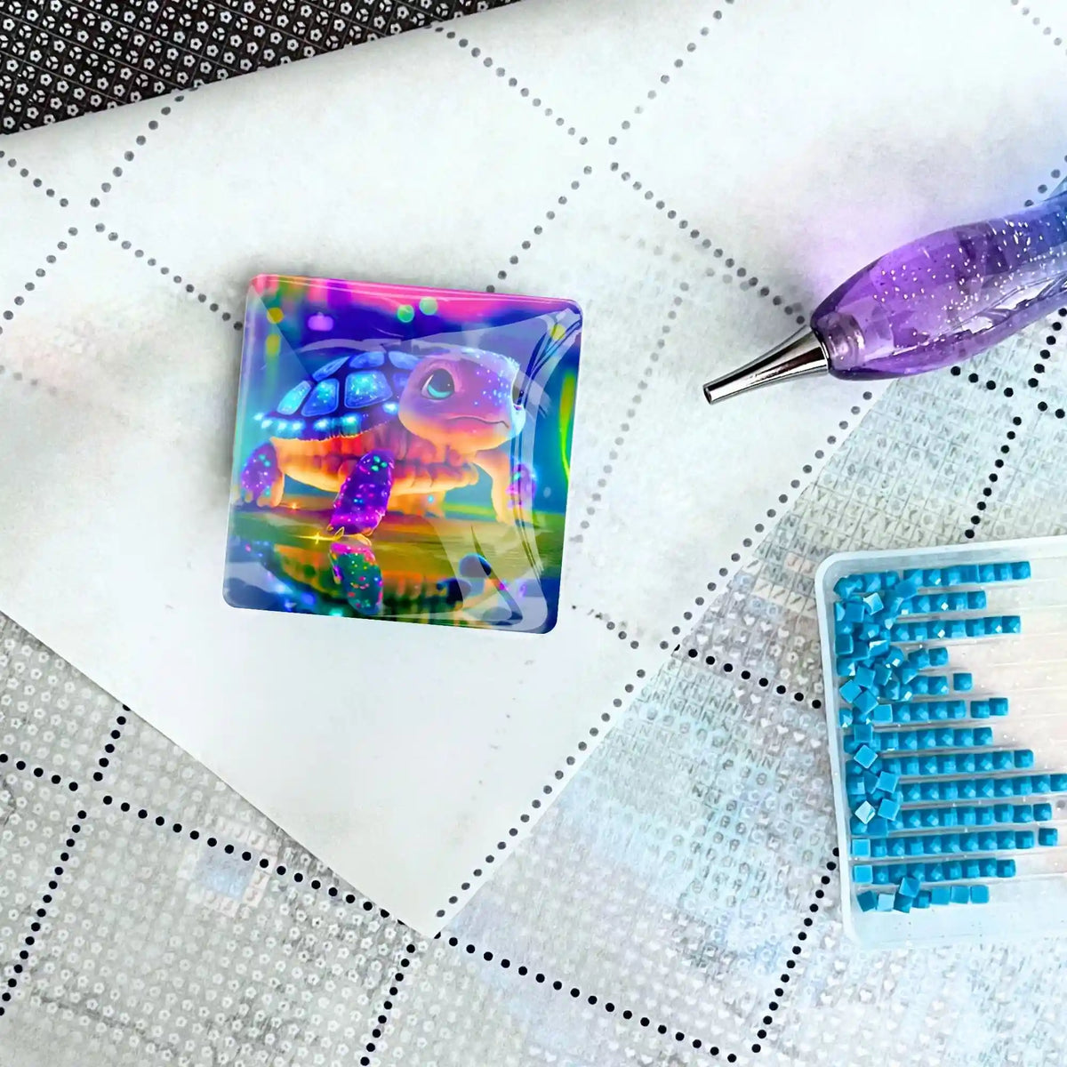 Funkelnder Diamond Painting Cover Minder als bunte Schildkröte auf einer Leinwand mit glitzerndem Pen und Steinchen.