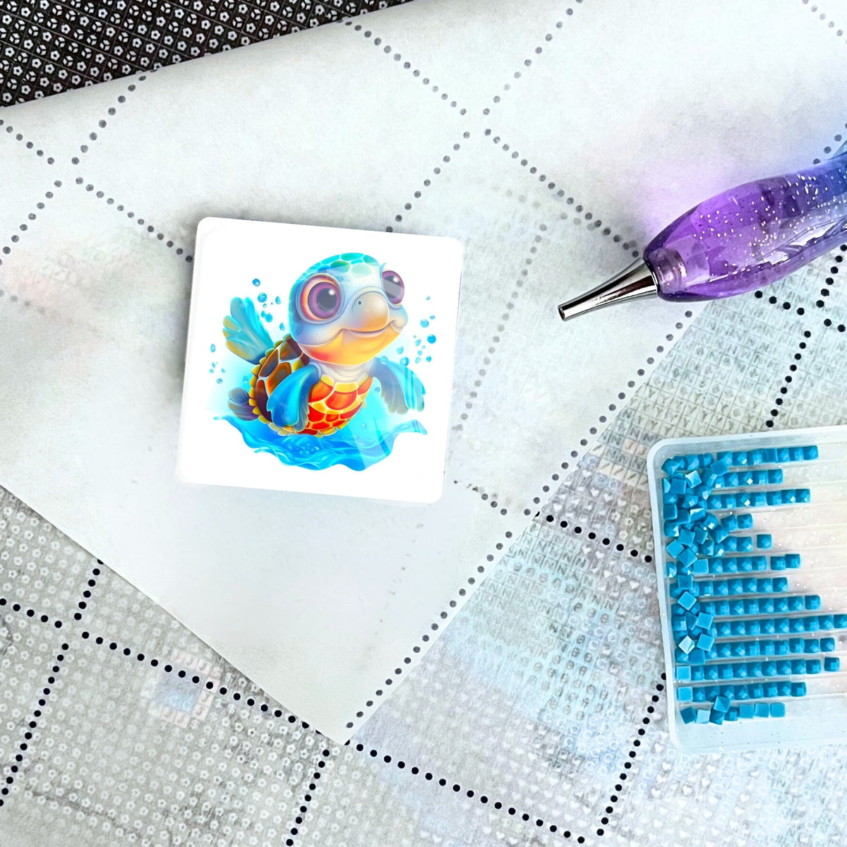 Schildkröte Cover Minder aus Glas als magnetisches Zubehör für Diamond Painting auf einer Leinwand mit Stift und Steinen
