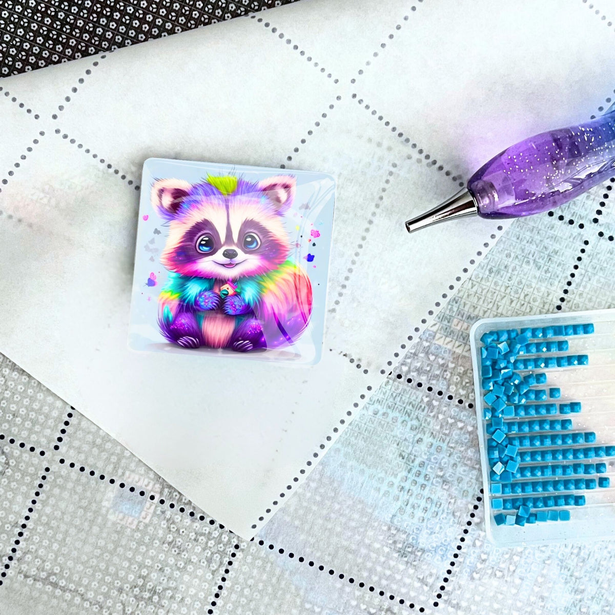 Bunter Waschbär Cover Minder aus Glas als praktisches Zubehör für Diamond Painting auf einer Leinwand mit Stift