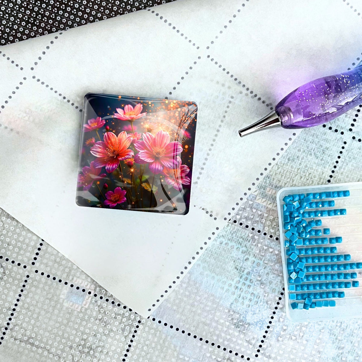 Flower Sparkle Coverminder aus Glas auf Diamond Painting Leinwand mit Glitzer-Stift und blauem Steinchen-Set