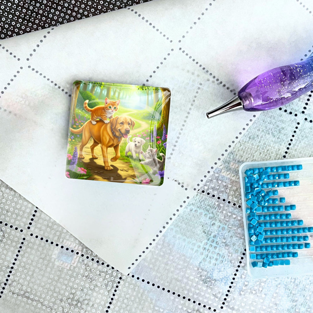 Quadratischer Waldspaziergang Glas-Coverminder für Diamond Painting mit Hund und Katze Motiv auf einer Leinwand