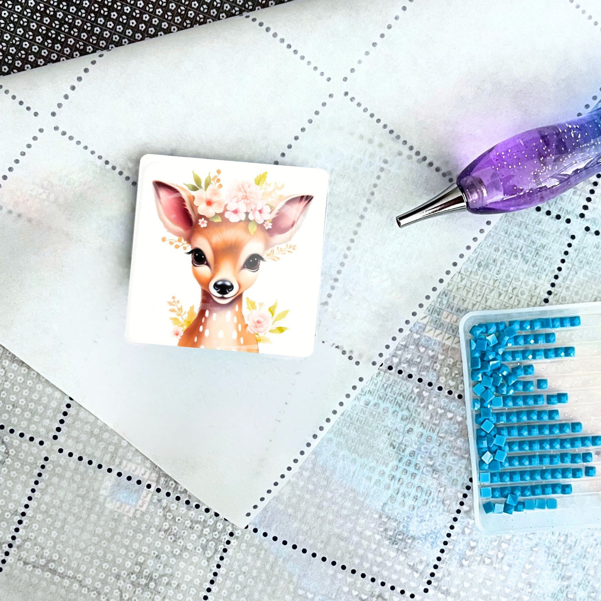 Bambi Cover Minder aus Glas als magnetisches Zubehör für Diamond Painting auf einer Leinwand mit Stift und Steinchen