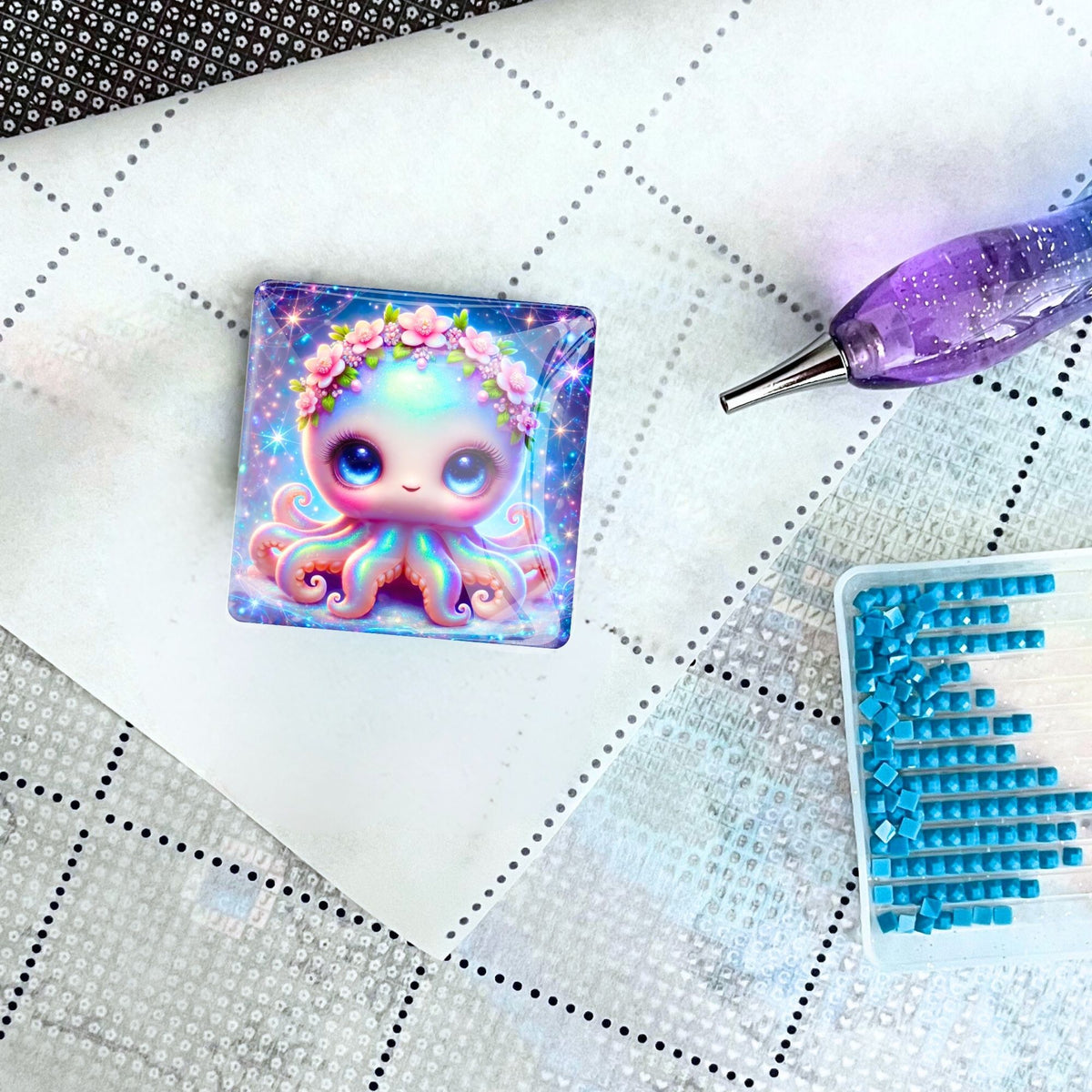 Magischer Cover Minder mit süßem Oktopus-Motiv als Zubehör für dein Diamond Painting auf einer Leinwand.