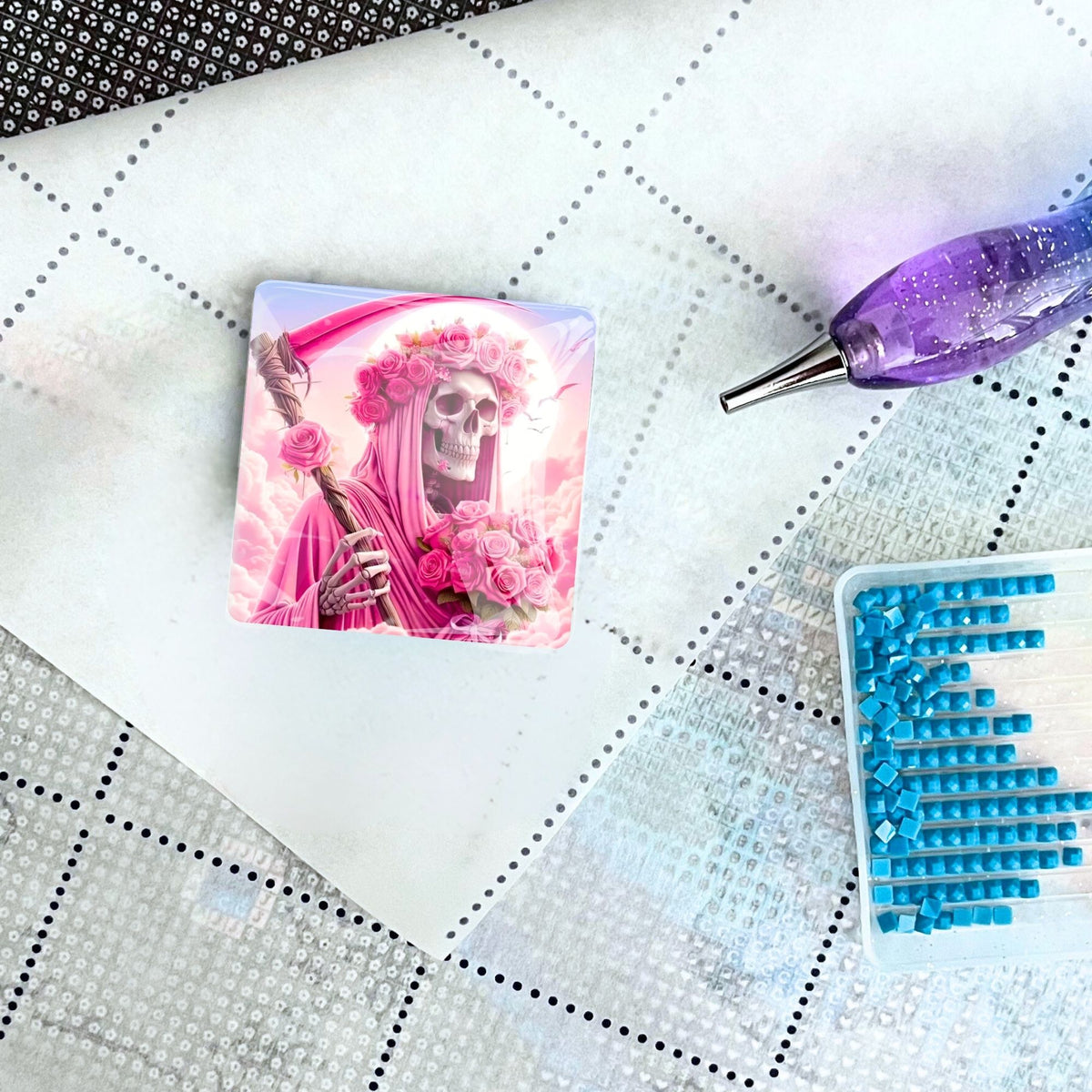 Cover Minder Rosenträume mit Totenkopf-Motiv für Diamond Painting auf einer Leinwand mit Stift und Glitzersteinen