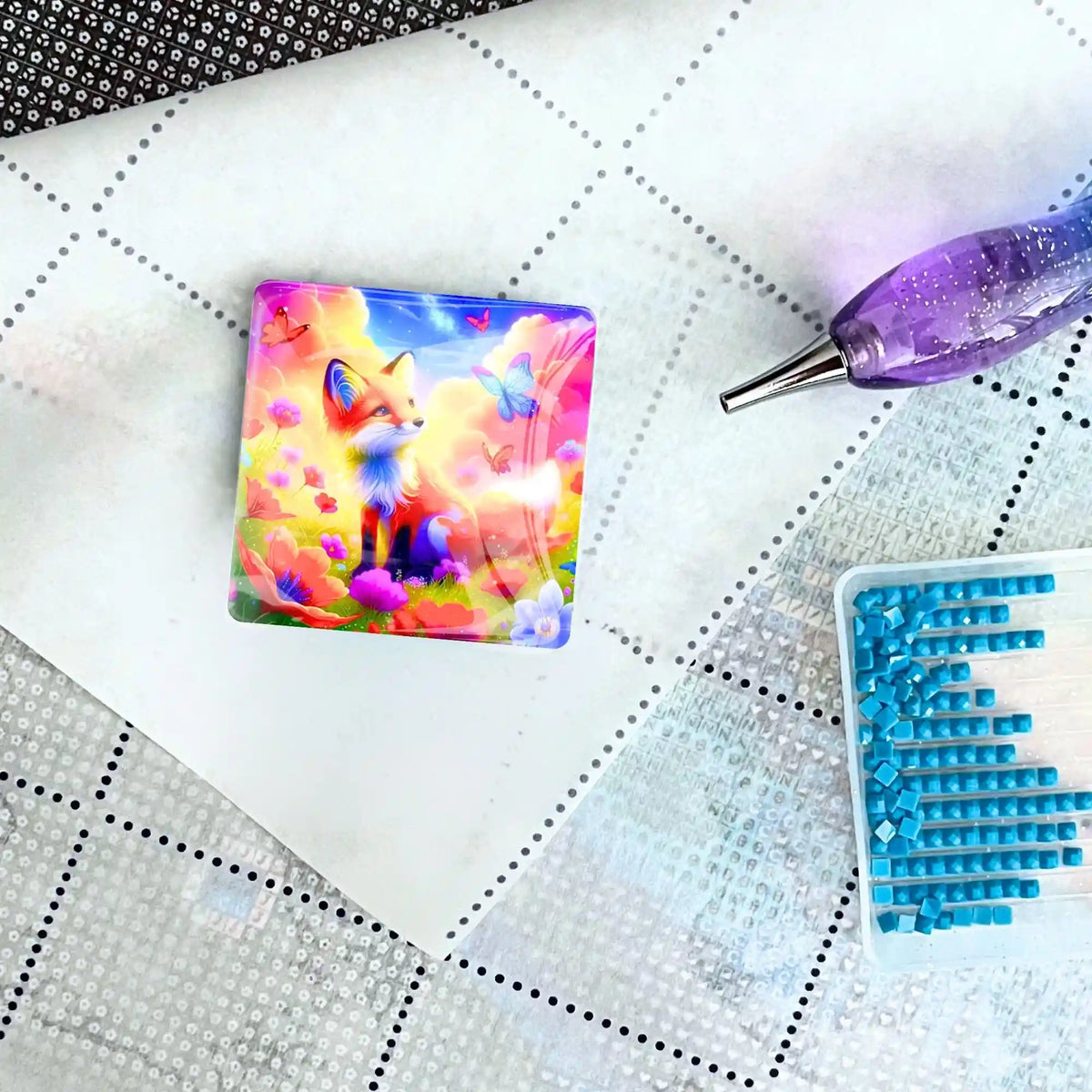 Fuchs-Coverminder für Diamond Painting auf einer Leinwand mit Zubehör wie Stift und Glitzersteinen