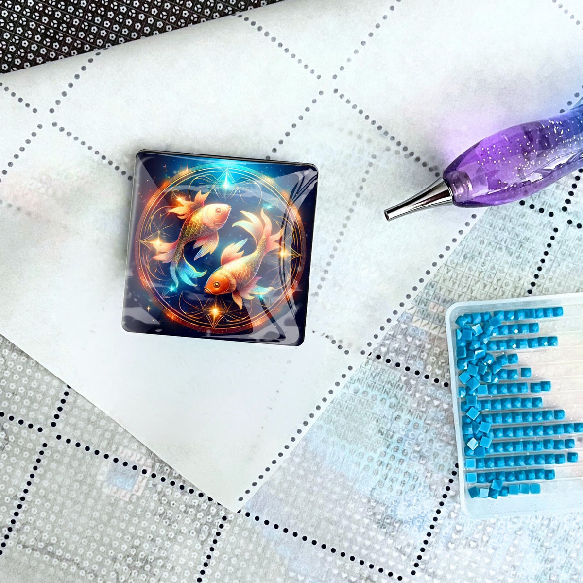 Quadratischer Sternzeichen-Fisch Cover Minder aus Glas auf Diamond Painting Leinwand mit Stift und blauen Diamanten
