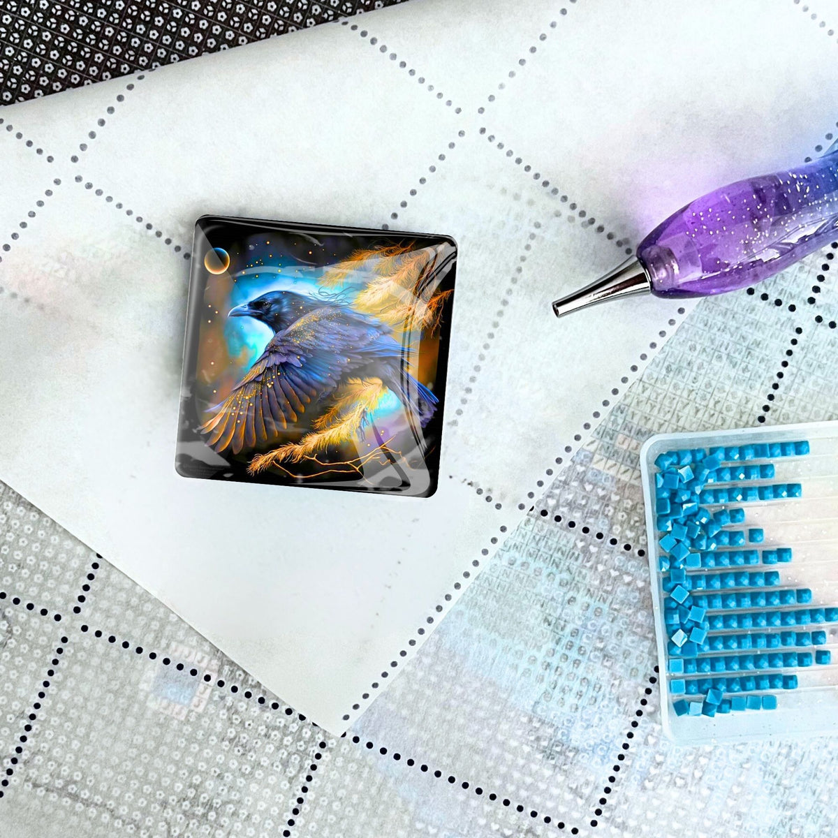 Hexenrabe Cover Minder als magnetischer Halter für Diamond Painting auf einer Leinwand mit Stift und Steinchenschale