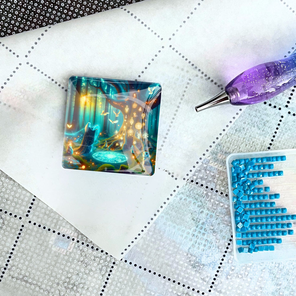 Magischer Cover Minder Hexennacht auf einer Diamond Painting Leinwand mit Stift und blauen Diamanten
