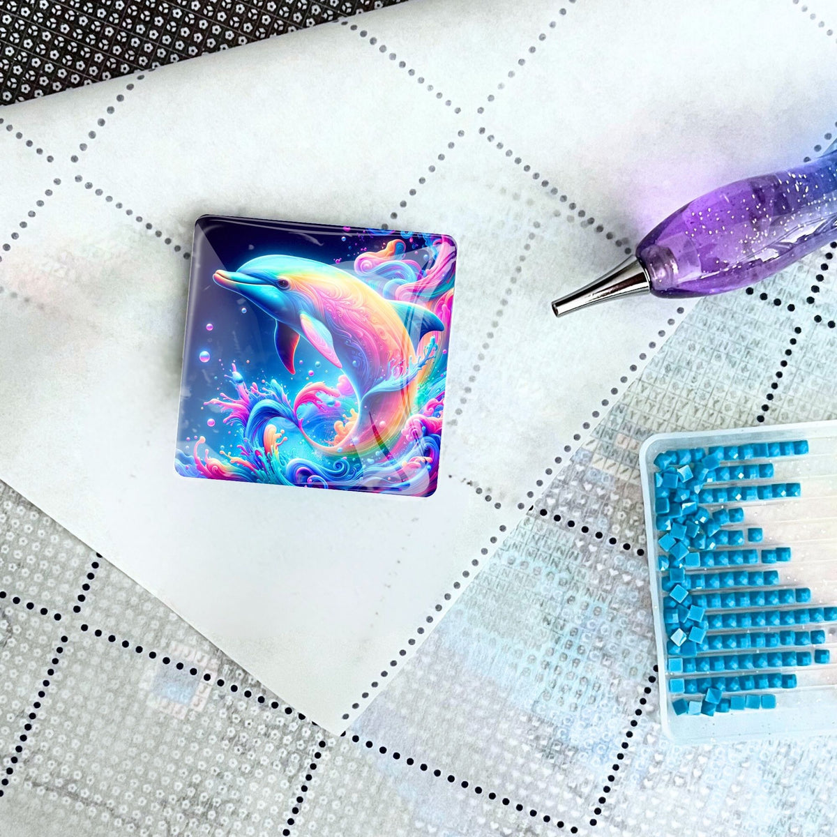 Quadratischer Delfin-Cover Minder aus Glas für Diamond Painting auf einer Leinwand mit Stift und blauen Steinchen