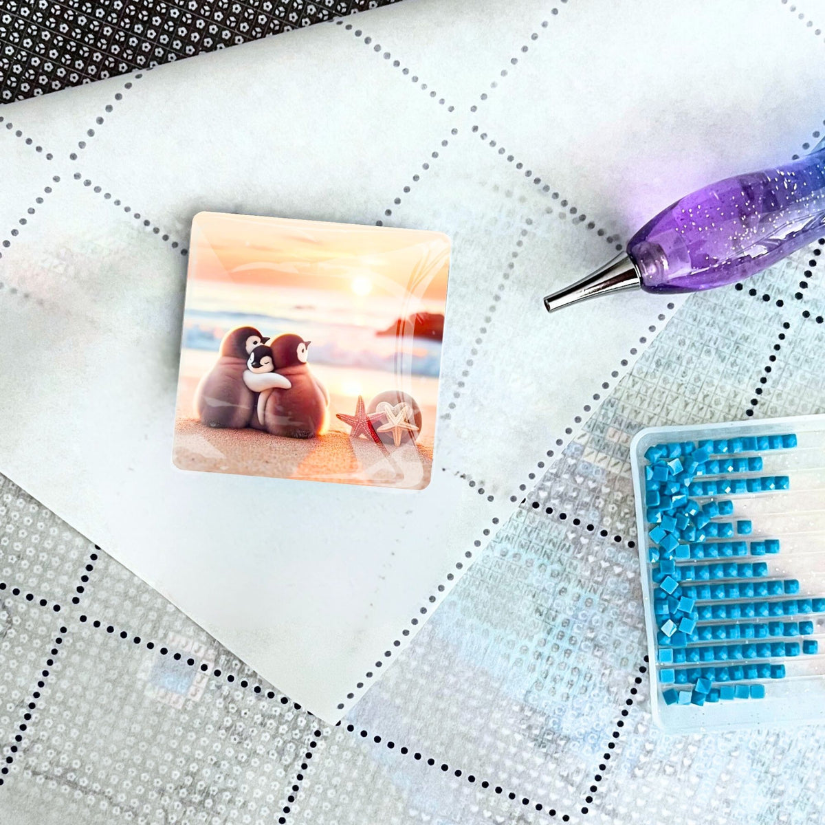 Glas Cover Minder mit Pinguin-Motiv für Diamond Painting Zubehör neben Glitzer-Stift und Steinchen