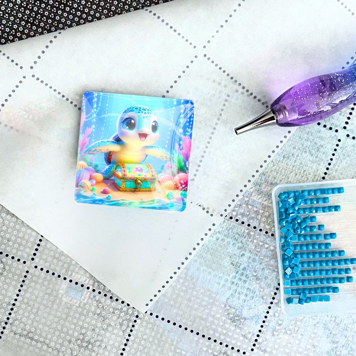 Süßer Schildkröten Cover Minder aus Glas als praktisches Zubehör für dein Diamond Painting Projekt.