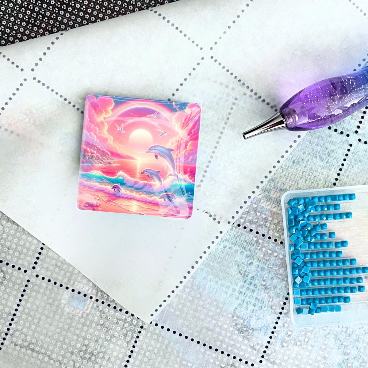 Pinker Cover Minder mit Delphin-Motiv auf Diamond Painting Leinwand mit Glitzer-Stift und blauem Steinchen-Set