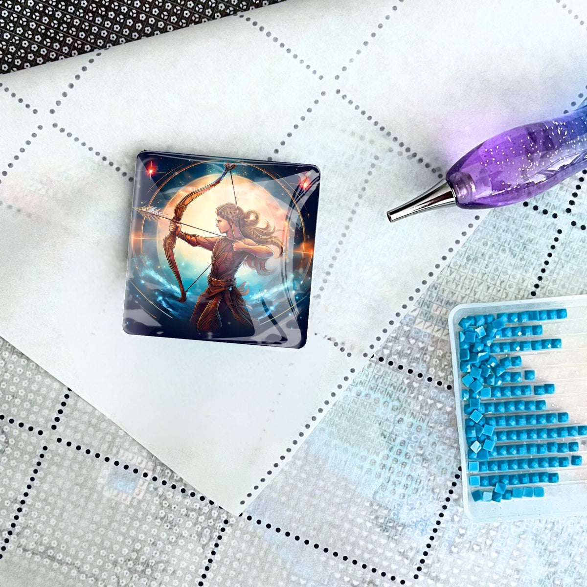Diamond Painting Cover Minder Motiv Sternzeichen Schütze aus Glas auf Leinwand mit Glitzersteinen und Stift