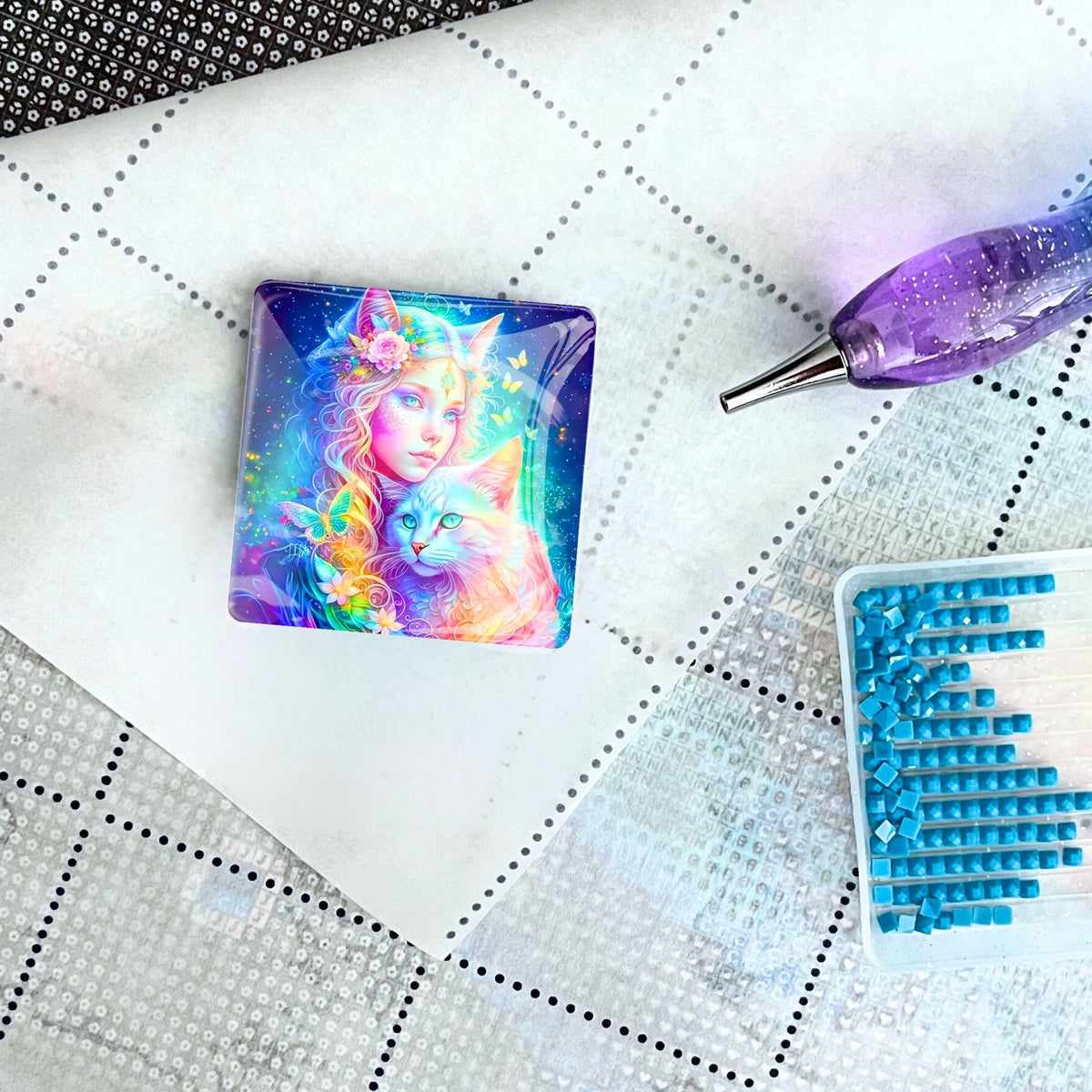 Magischer Coverminder Katzenelfe aus Glas für Diamond Painting auf einer Leinwand mit Stift und Diamanten Steinchen