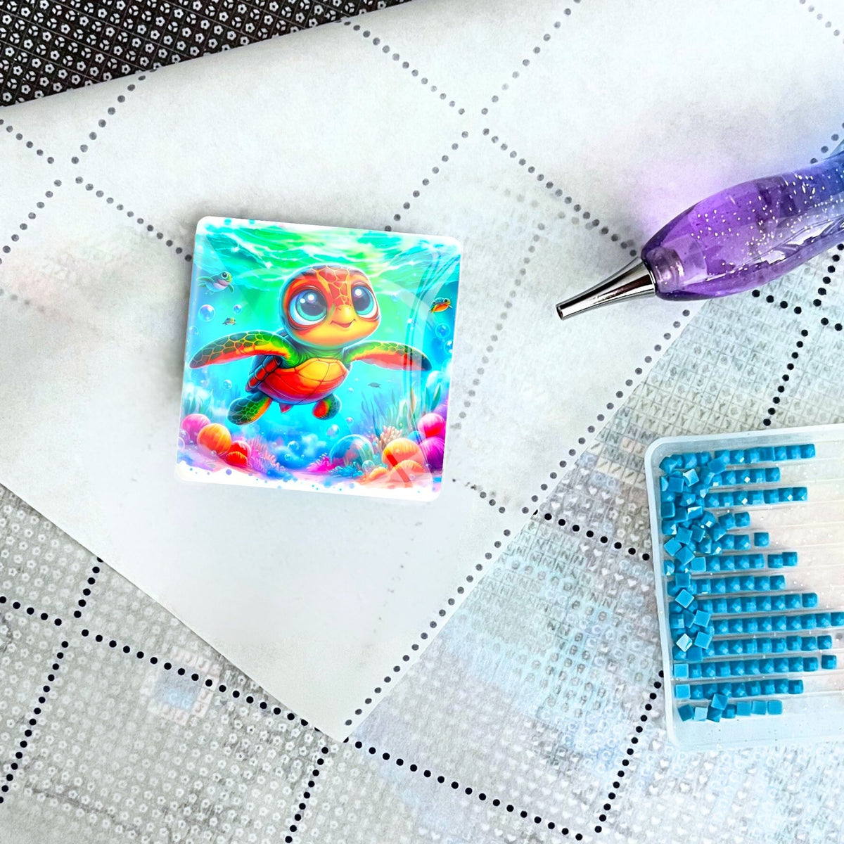 Glas Cover Minder Lotta die Meeresschildkröte auf Diamond Painting Leinwand mit Stift und blauen Diamanten