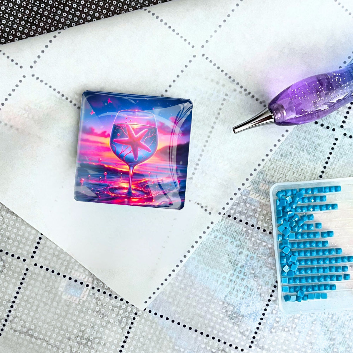 Quadratischer Diamond Painting Cover Minder Seesternzauber auf Leinwand mit Glitzerstift und blauen Steinen