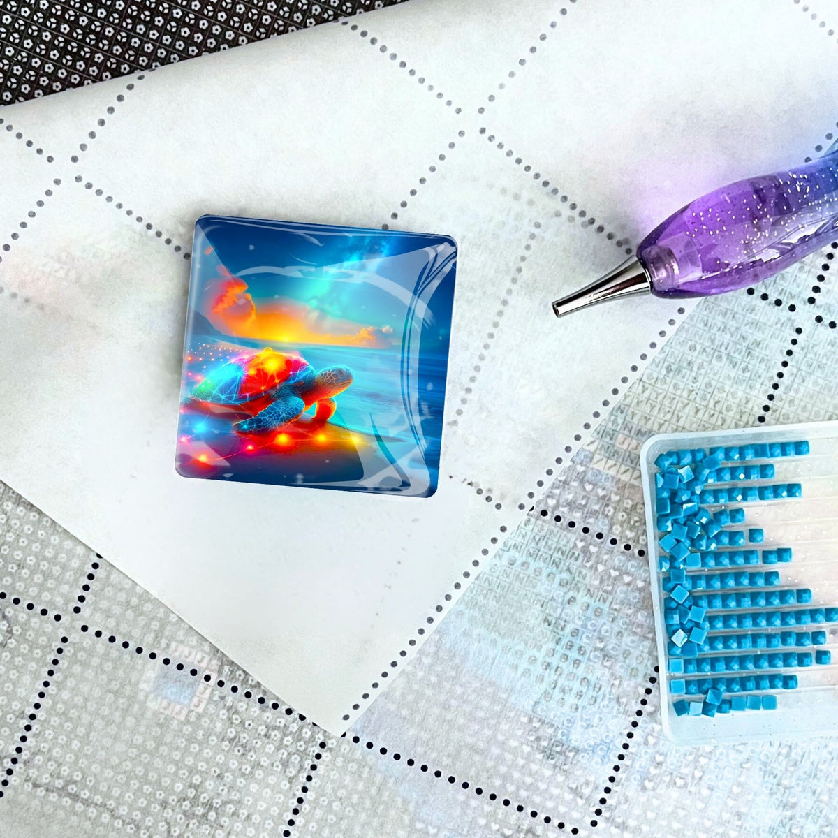 Bunter Schildkröten Coverminder aus Glas für Diamond Painting auf einer Leinwand mit Stift und blauen Diamanten