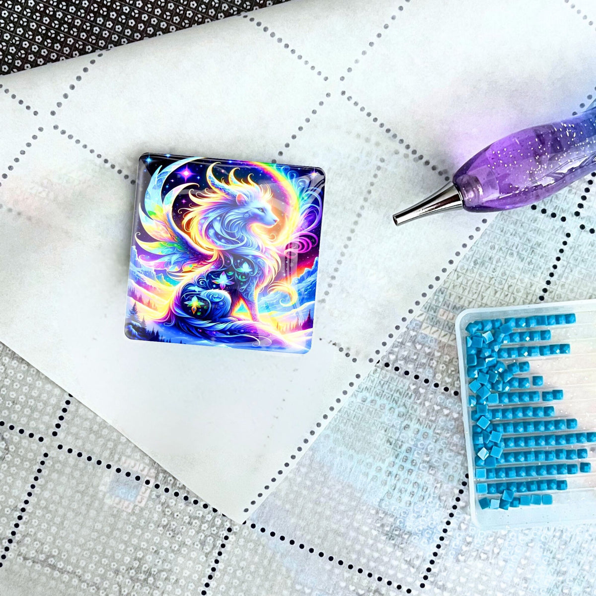 Magischer Cover Minder mit Hüterin der Berge Motiv auf einer Diamond Painting Leinwand mit Glitzersteinen