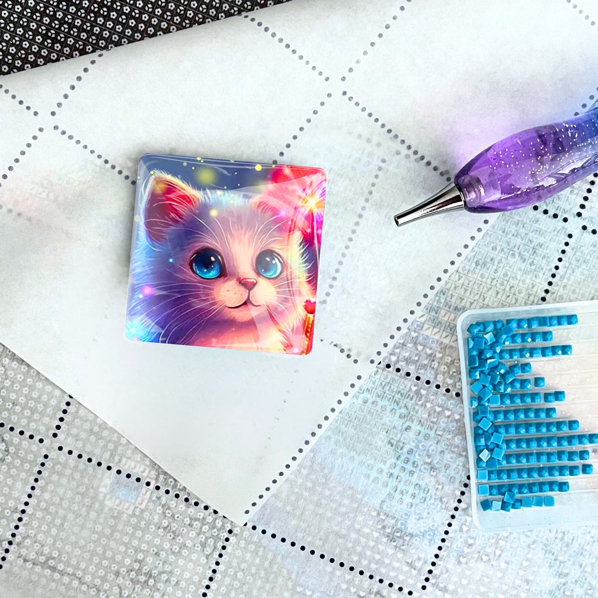 Magischer Zauberkätzchen Cover Minder aus Glas als magnetisches Zubehör für dein Diamond Painting Projekt auf Leinwand.