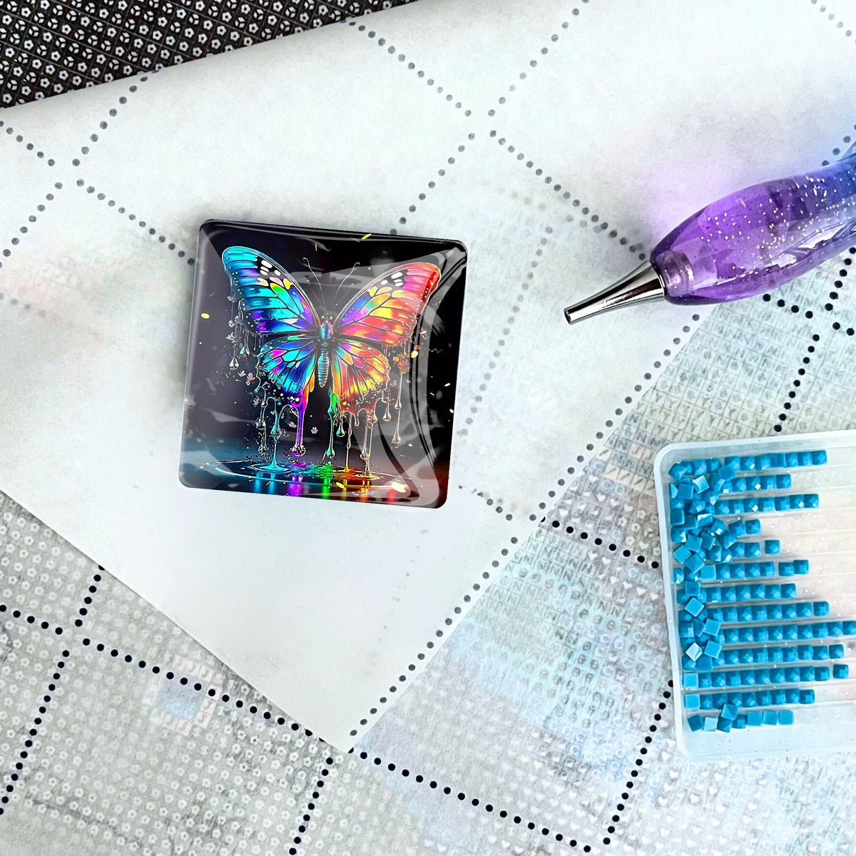 Glas Cover Minder mit buntem Wasser-Schmetterling Motiv als magnetischer Helfer für Diamond Painting Zubehör