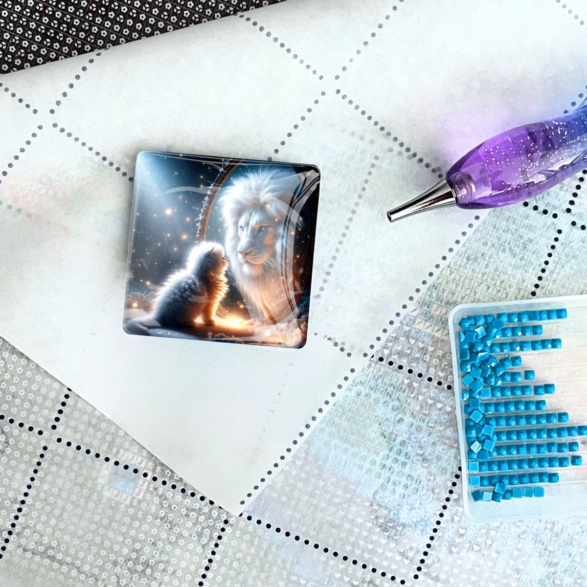 Magnetischer Diamond Painting Cover Minder Motiv Löwe und Löwenbaby auf einer Leinwand mit glitzerndem Stift und Steinchen.