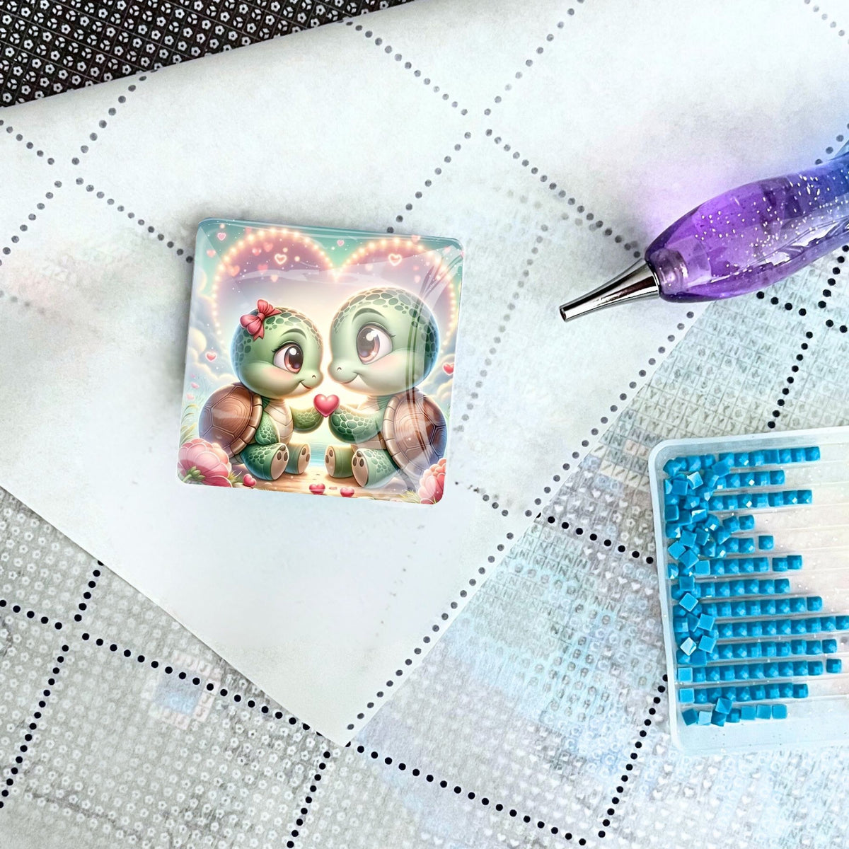 Glas Cover Minder mit Schildkröten-Motiv für Diamond Painting auf einer Leinwand mit Stift und blauen Diamanten