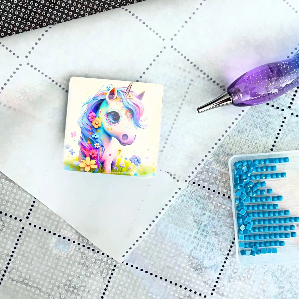 Einhorn Cover Minder aus Glas als praktisches Zubehör für dein Diamond Painting Projekt mit Stift und Steinchen.
