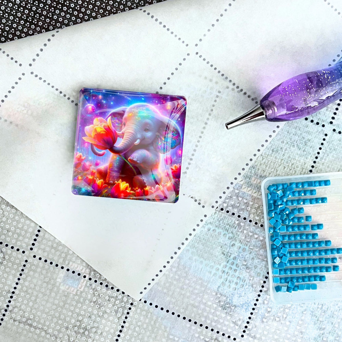 Quadratischer Diamond Painting Cover Minder als Elefantenmädchen auf Leinwand mit Glitzersteinchen und Stift