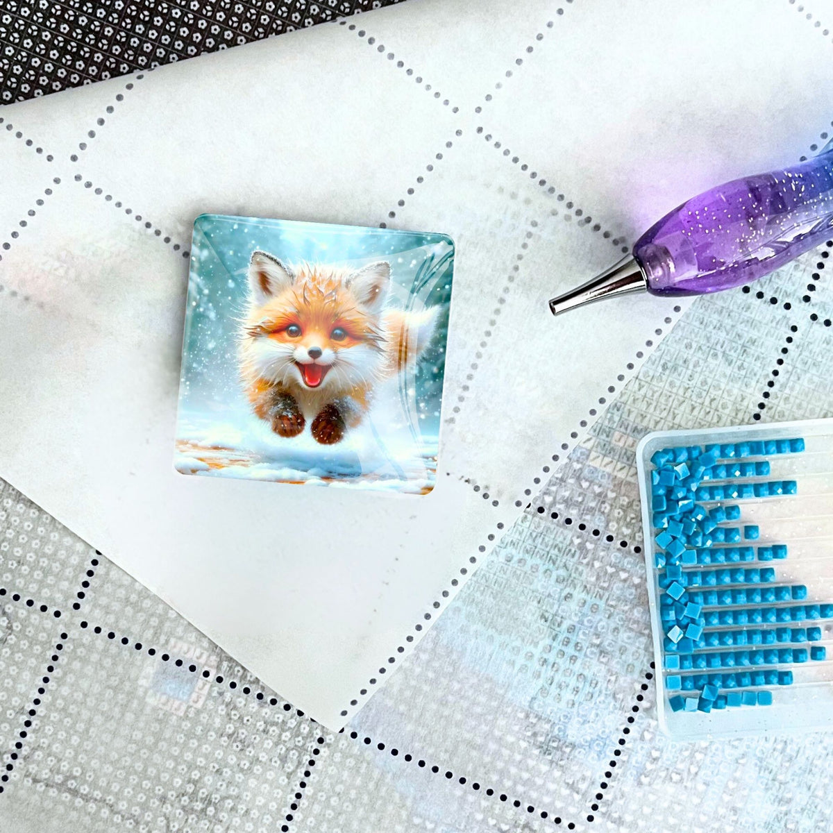 Fuchs Coverminder aus Glas auf einem Diamond Painting Set mit Stift und blauen Diamanten