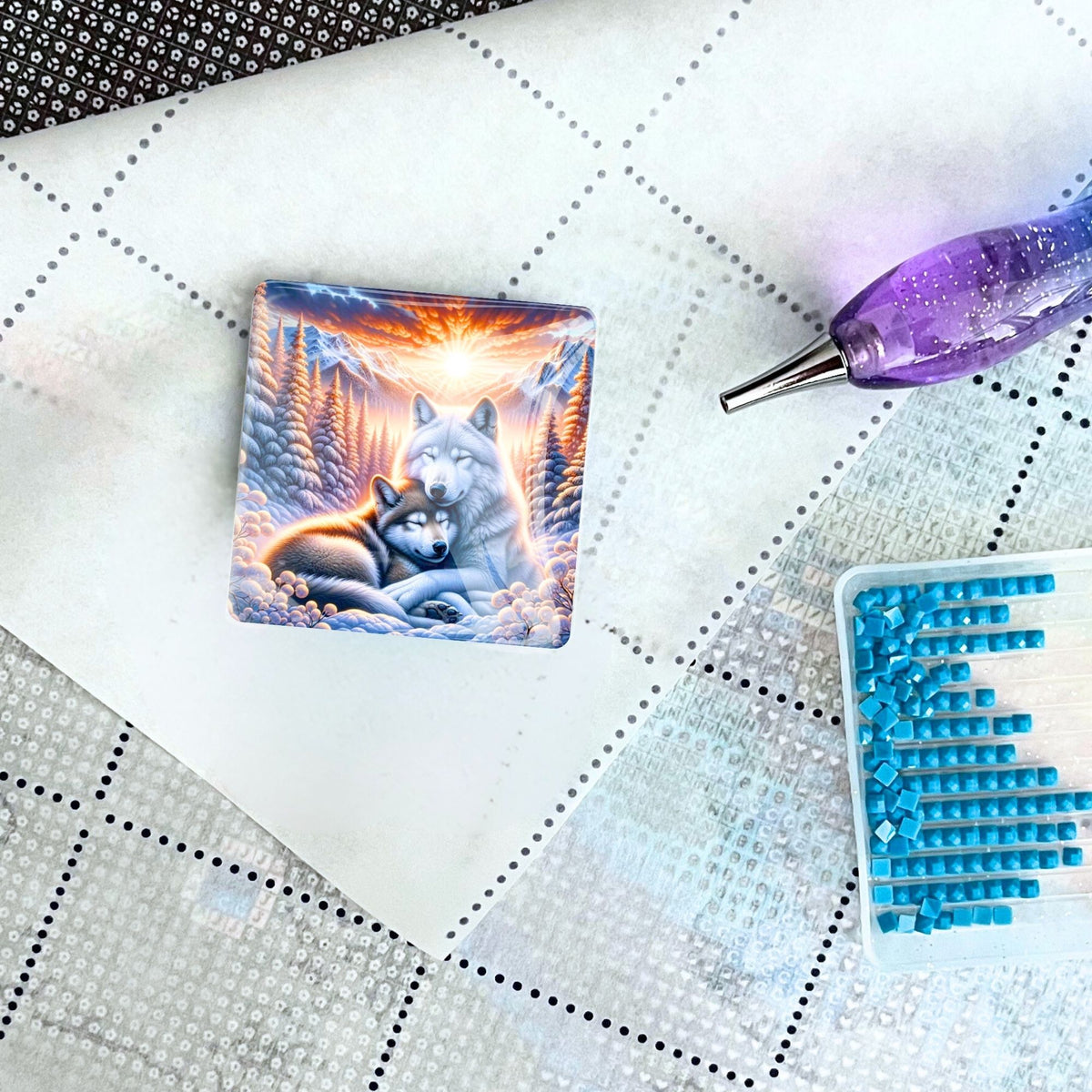 Glas Cover Minder mit Wolfsmotiv auf einem Diamond Painting Set mit Stift und blauen Diamanten