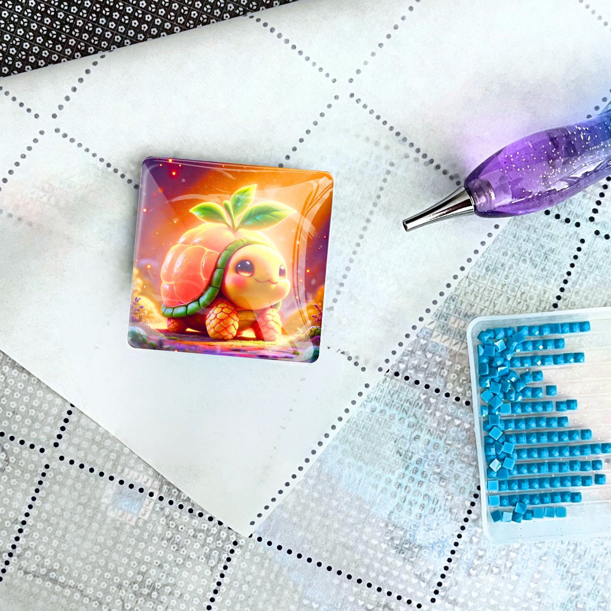 Glas Cover Minder für Diamond Painting mit süßem Schildkröten-Motiv auf einer Leinwand mit Stift und Steinchen.