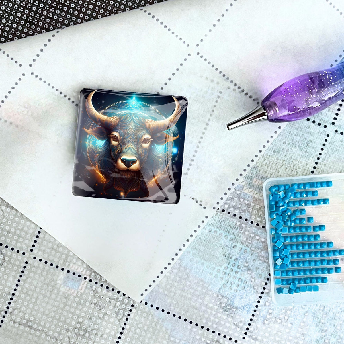 Quadratischer Cover Minder Sternzeichen Stier aus Glas auf einer Diamond Painting Leinwand mit Stift und Steinchen