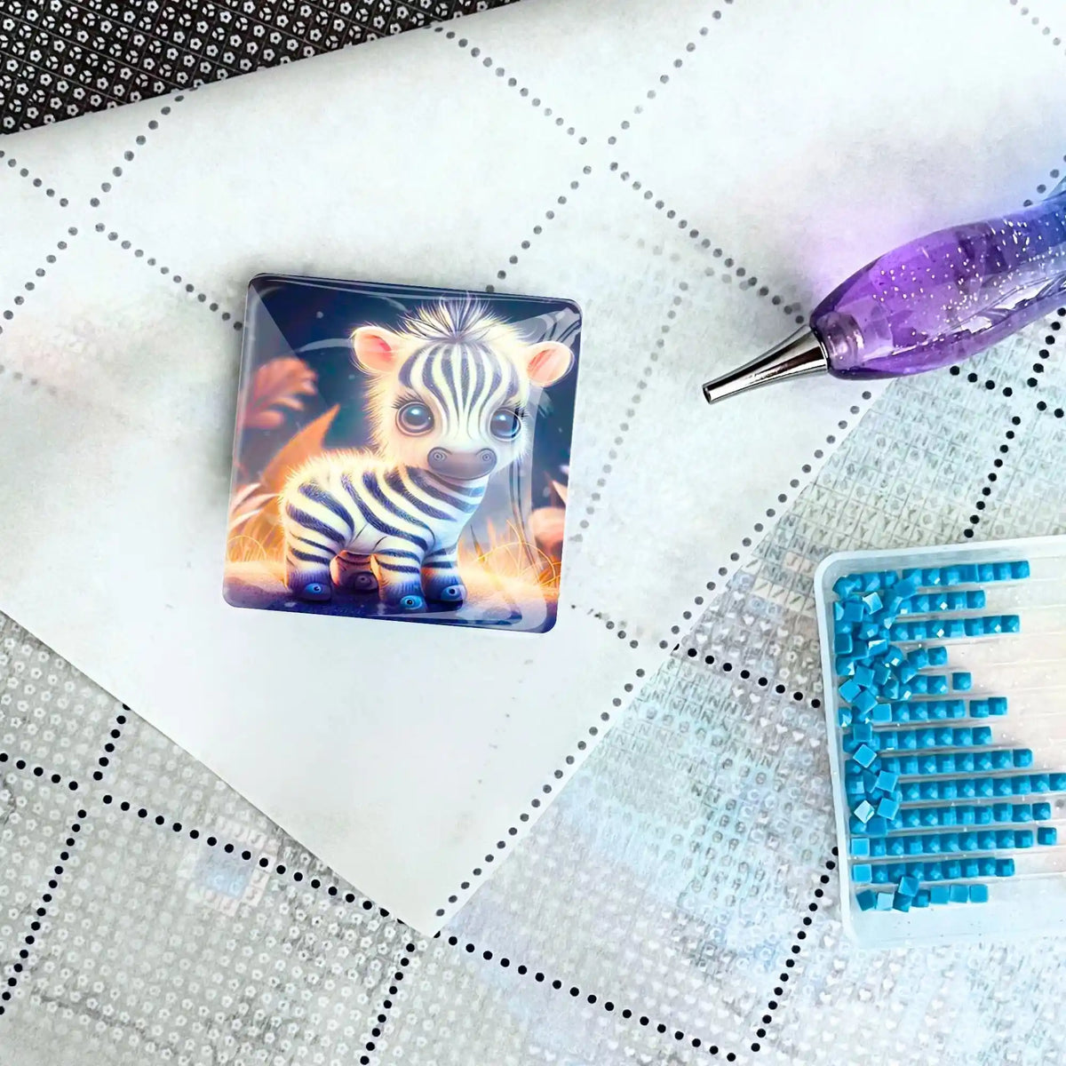 Quadratischer Diamond Painting Cover Minder mit süßem Zebrababy, magnetisch, auf Leinwand mit Stift und Steinchen.