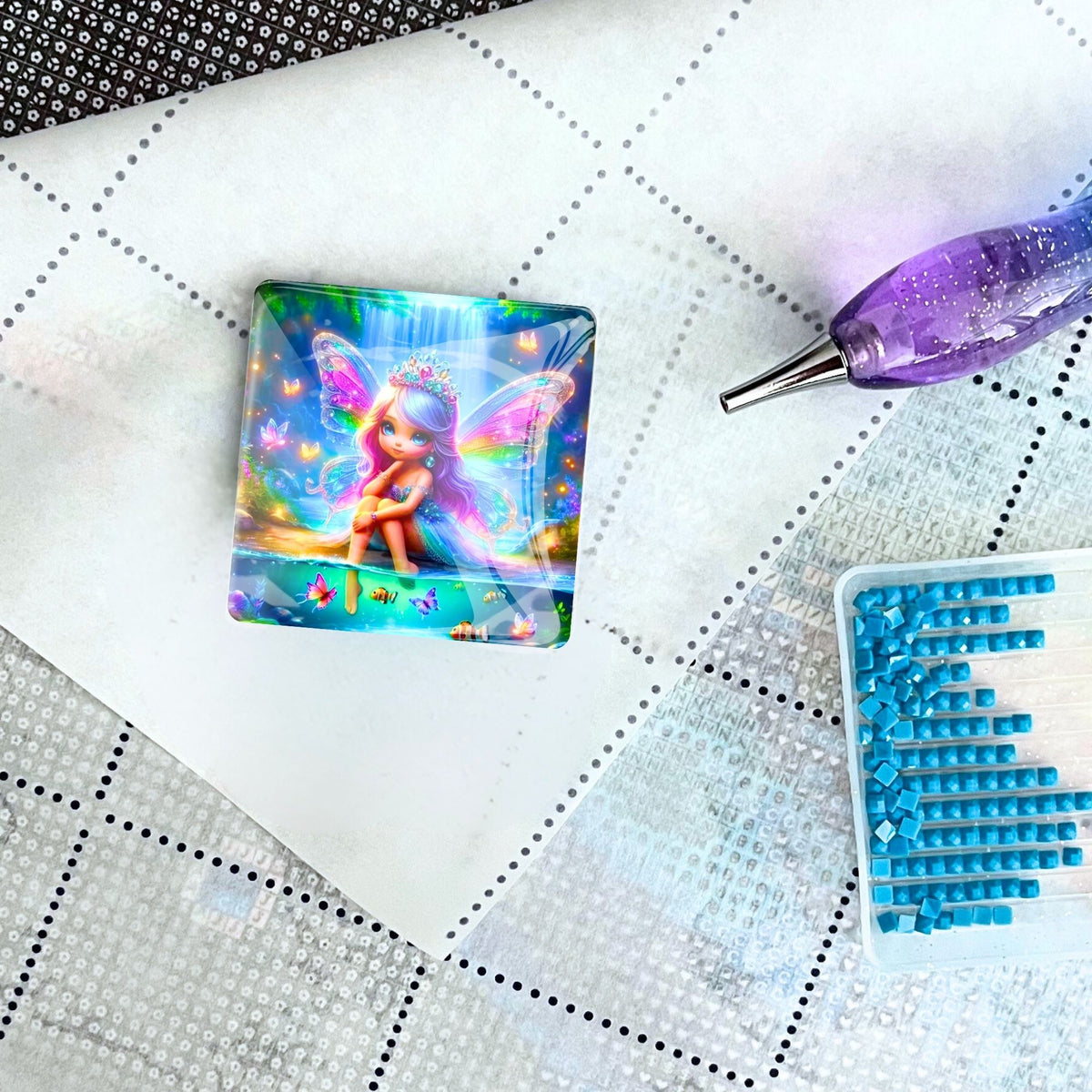 Magischer Cover Minder mit Elfen-Motiv als praktisches Diamond Painting Zubehör inkl. Stift und blauen Diamanten