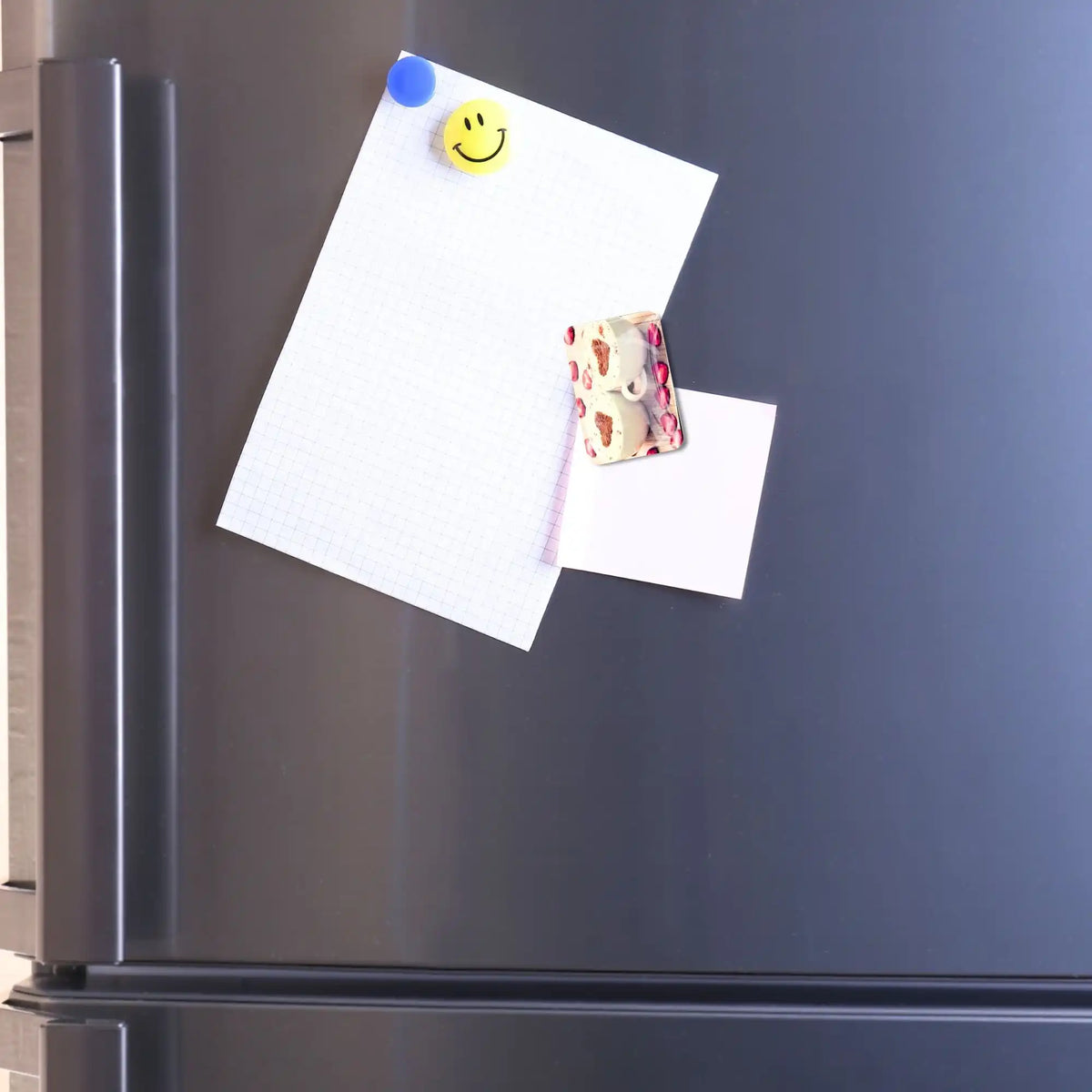 Kaffeeliebe Cover Minder als magnetisches Zubehör für Diamond Painting auf einem grauen Kühlschrank befestigt