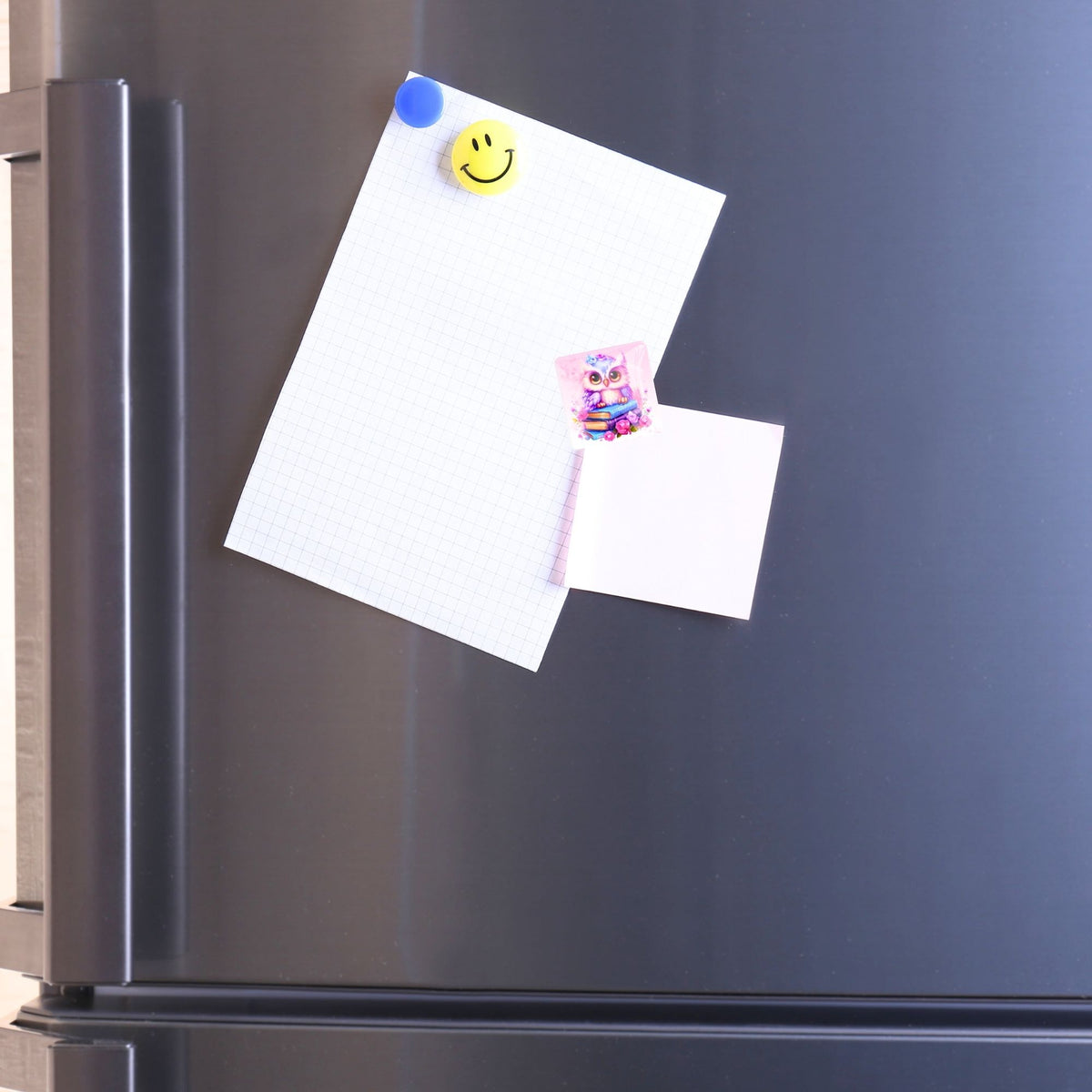Magischer Diamond Painting Cover Minder als süße Büchereule mit Magnet an einem Kühlschrank befestigt