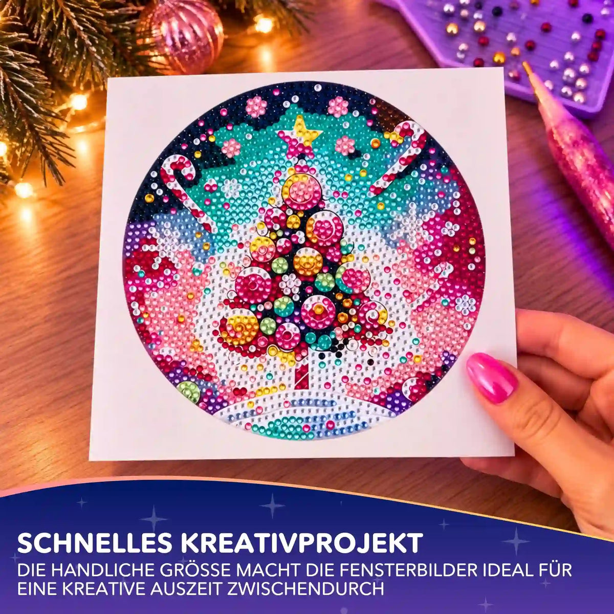 Rundes Diamond Painting Fensterbild mit buntem Weihnachtsbaum, Zuckerstangen und funkelnden Glitzersteinen.