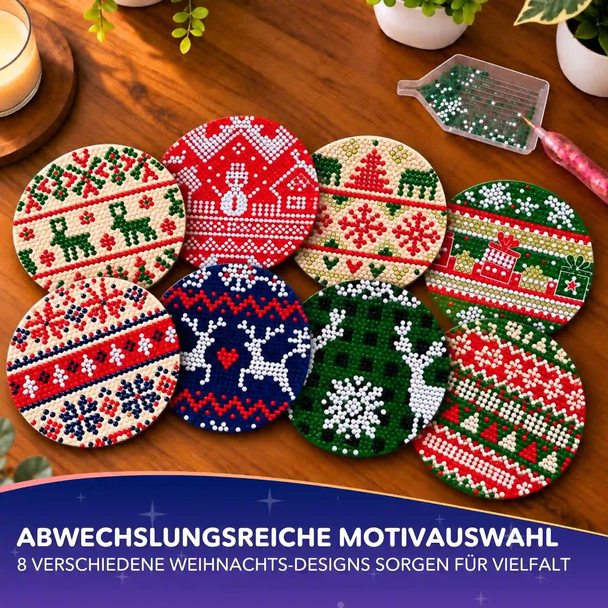 Diamond Painting Untersetzer Set mit 8 bunten Weihnachtsmotiven, Glitzersteinen und Bastelzubehör auf Holztisch.