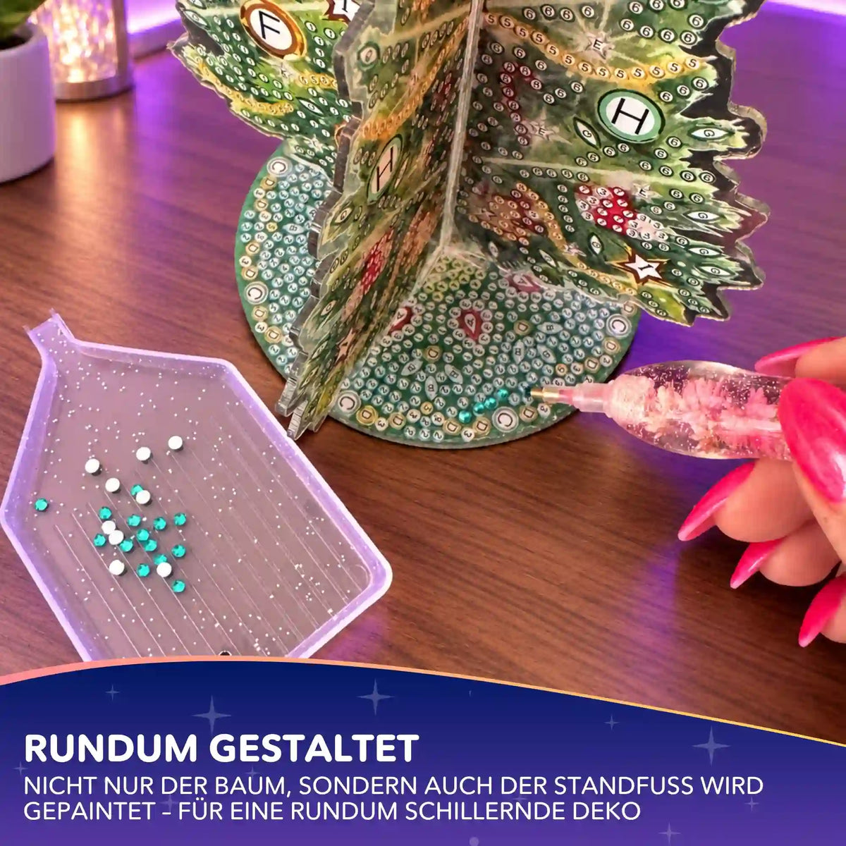 Diamond Painting 3D Weihnachtsbaum: Funkelnde Steine werden mit dem Stift auf den Standfuß gesetzt.