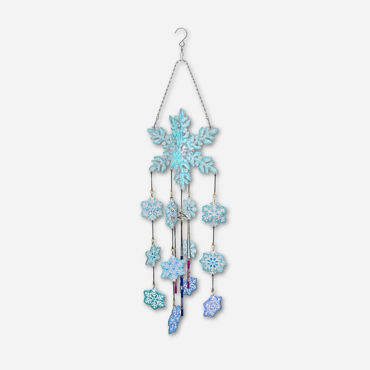 Diamond Painting Windspiel mit glitzernden Schneeflocken in Blau und Klangstäben als funkelnde Winterdeko.