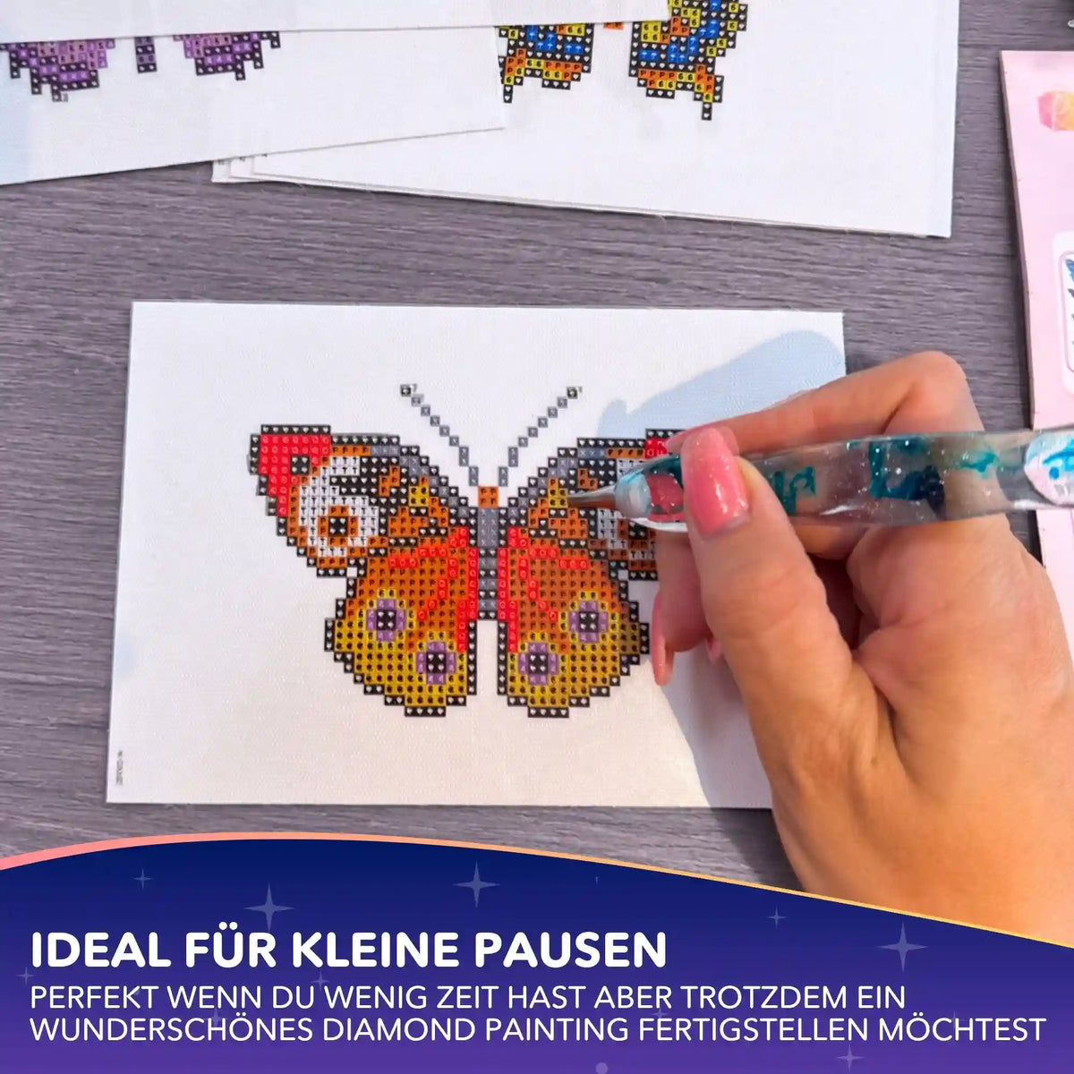 Diamond Painting Mini Set mit Schmetterlingsmotiv und Glitzersteinen bei der kreativen Gestaltung auf kleiner Leinwand
