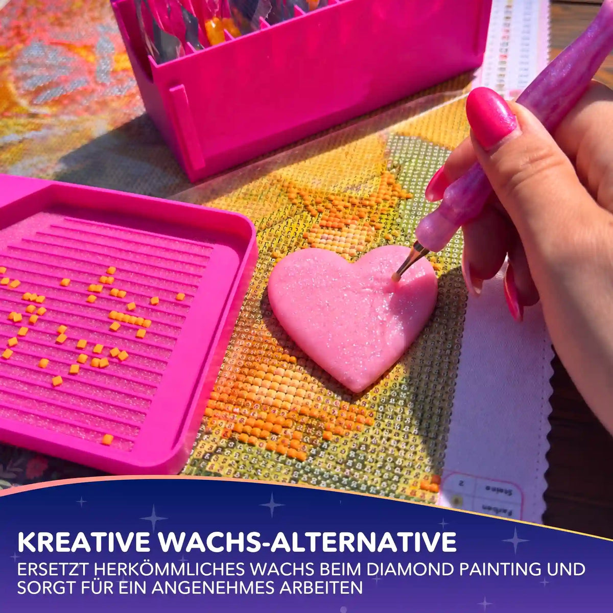 Rosa Putty Herz als Wachs-Alternative: Diamond Painting Stift nimmt orange Steinchen auf, daneben pinke Schale