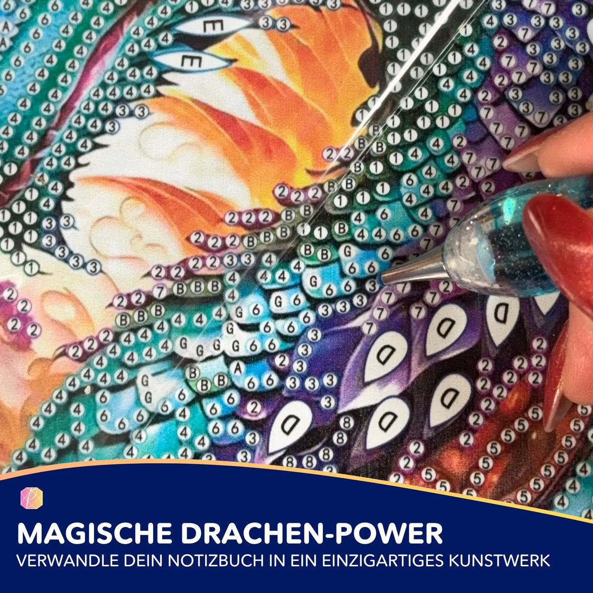 Diamond Painting Notizbuch mit buntem Drachen-Motiv beim Setzen der glitzernden Steinchen mit einem Applikator-Stift