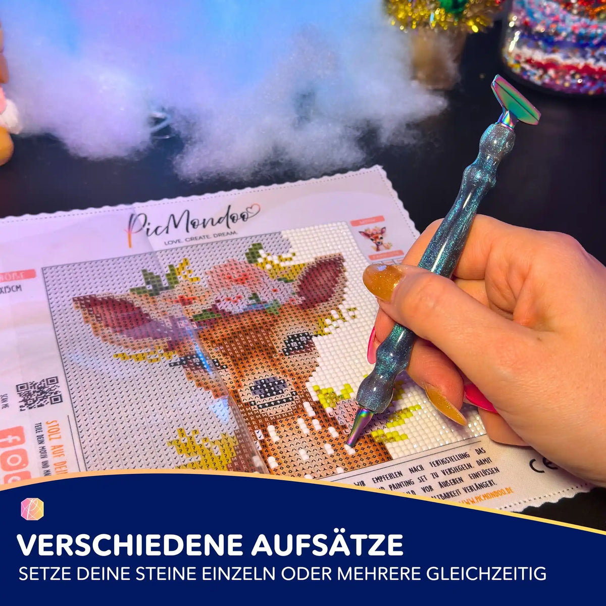 Glitzernder Diamond Painting Stift mit Korrekturschieber bei der Arbeit an einem 5D Diamond Painting Set Rehkitz