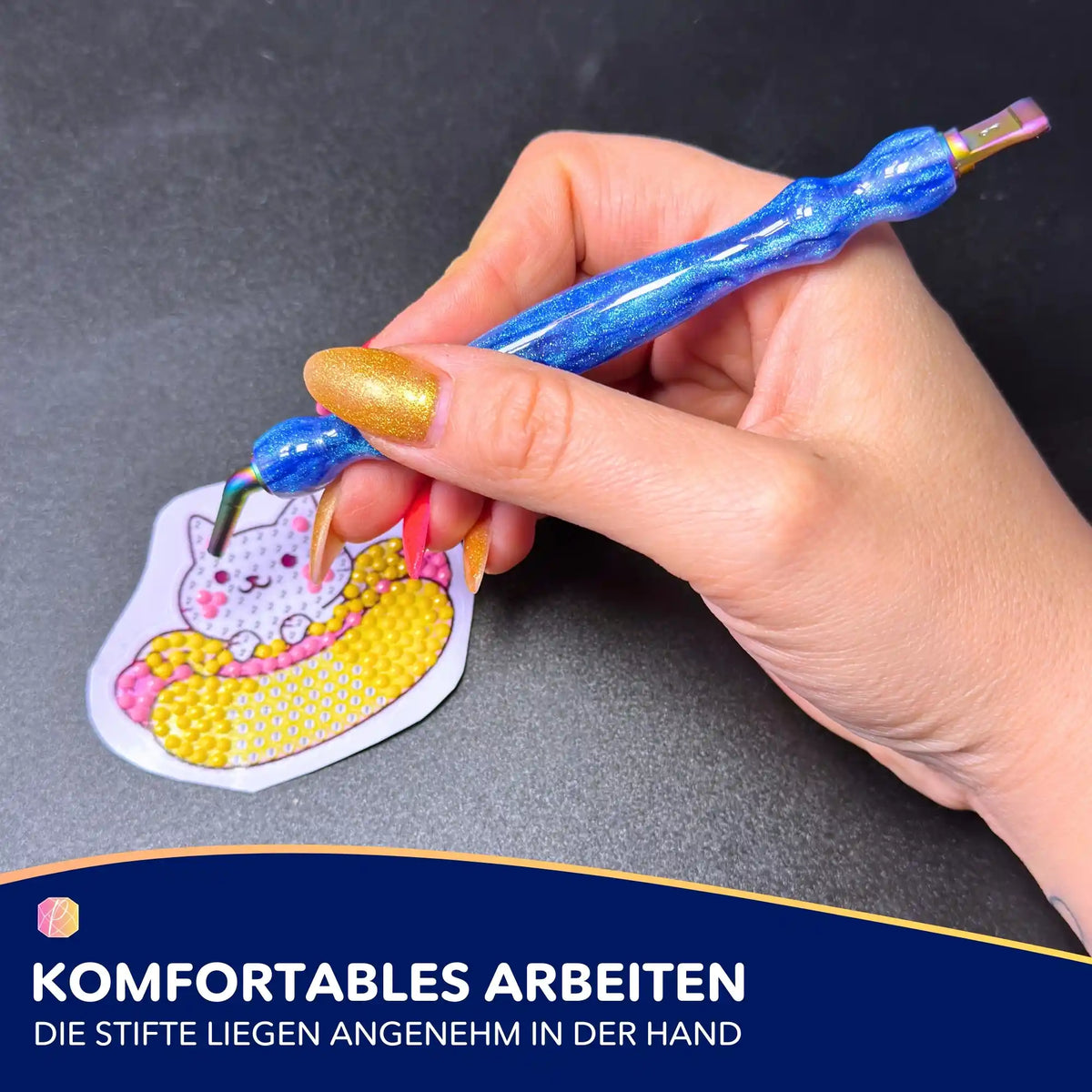 Glitzernder Diamond Painting Stift in der Hand beim Setzen von Steinchen auf einem Diamond Painting Motiv.