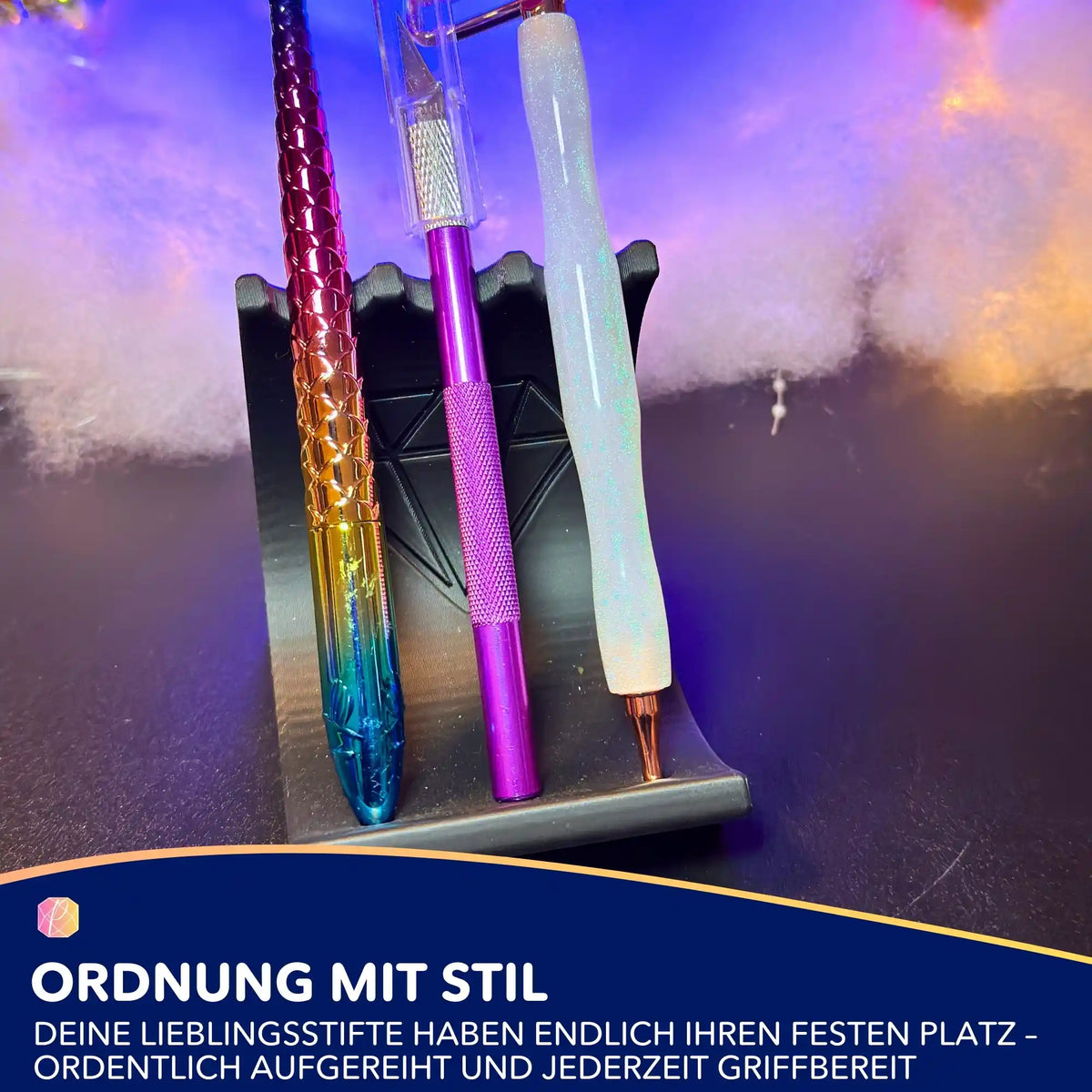 Schwarzer Diamond Painting Stiftehalter mit Diamant-Motiv für Stifte und DIY-Zubehör am Basteltisch